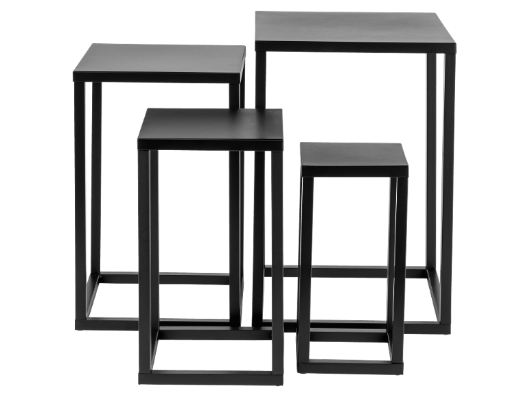 Set od četiri crna kvadratna postolja različitih visina.