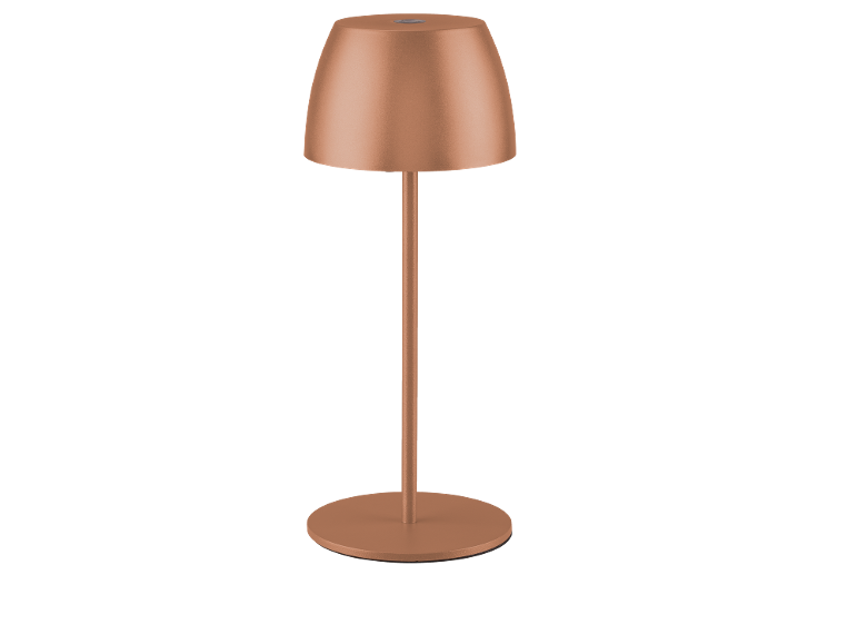 Bakrena stolna lampa s okruglim postoljem i sjenilom u obliku kupole.