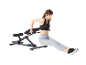 Žena vježba na spravi za propadanja, izvodeći propadanja za triceps.