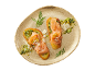 Bruschetta s dimljenim lososom, pestom i parmezanom na zlatnom tanjuru.