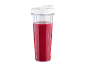 Prozirna čaša s bijelim poklopcem, ispunjena crvenim smoothiejem, s mjernim oznakama.