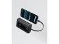 Crni power bank s 100% zaslonom, puni pametni telefon s 99% baterije.