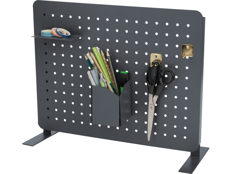 Stolni pegboard s uredskim priborom: olovke, škare i ukrasna traka.