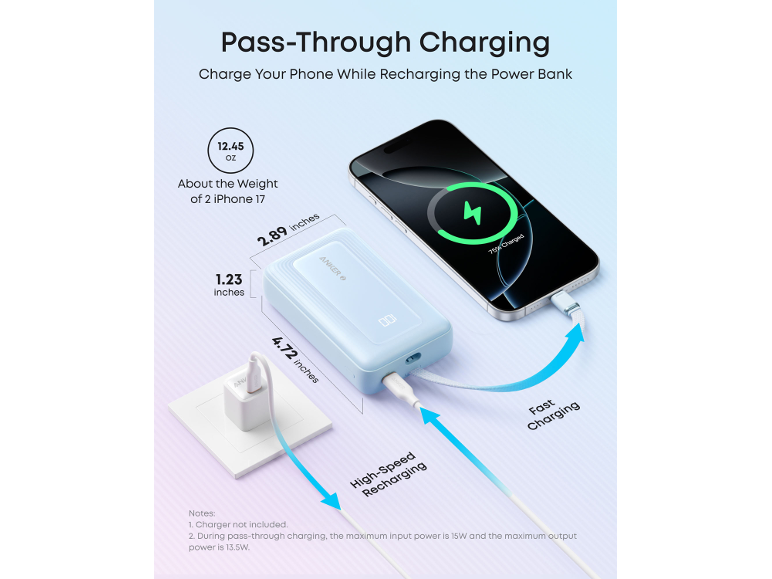 Power bank puni telefon dok se puni, s dimenzijama i težinom.