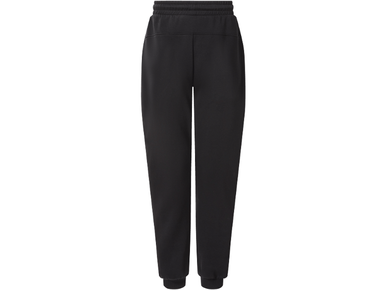 Crne trenirke s elastičnim pojasom i manžetama na nogavicama.