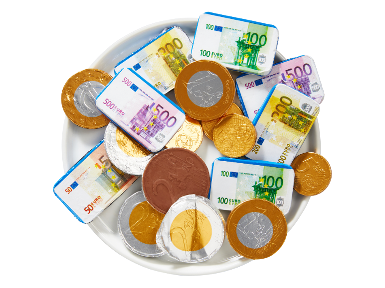 Čokoladne euro novčanice i kovanice na bijelom tanjuru.