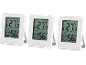 Tri bijela digitalna termometra-higrometra, prikazuju 27,5°C i 56% vlage
