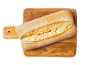 Kruh ciabatta na drvenoj dasci za rezanje.