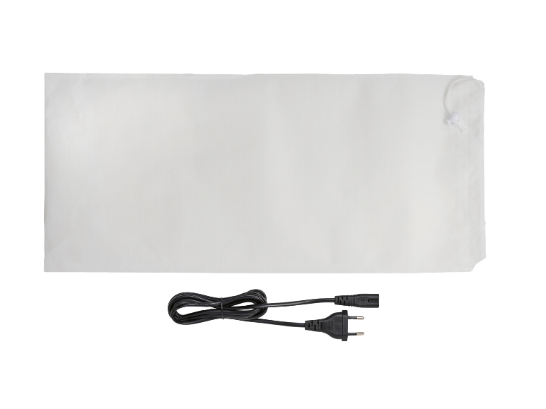 Bijela vreća za pranje i crni kabel za napajanje.