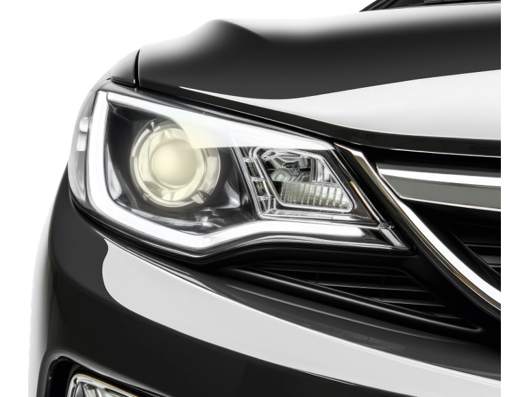 Krupni plan prednjeg svjetla i rešetke modernog automobila