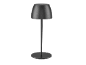 Mat crna stolna lampa s kupolastim sjenilom i okruglom bazom.