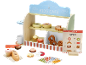 Drveni dječji set za igru kafića s natpisom 'KIDS CAFÉ', igračkama hrane i jelovnikom.