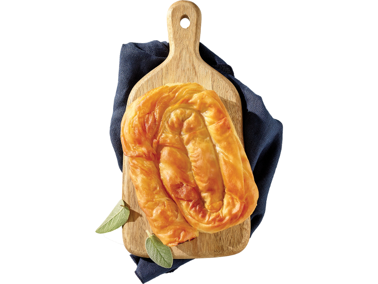 Zarolani burek sa sirom ili špinatom na drvenoj dasci s biljem.