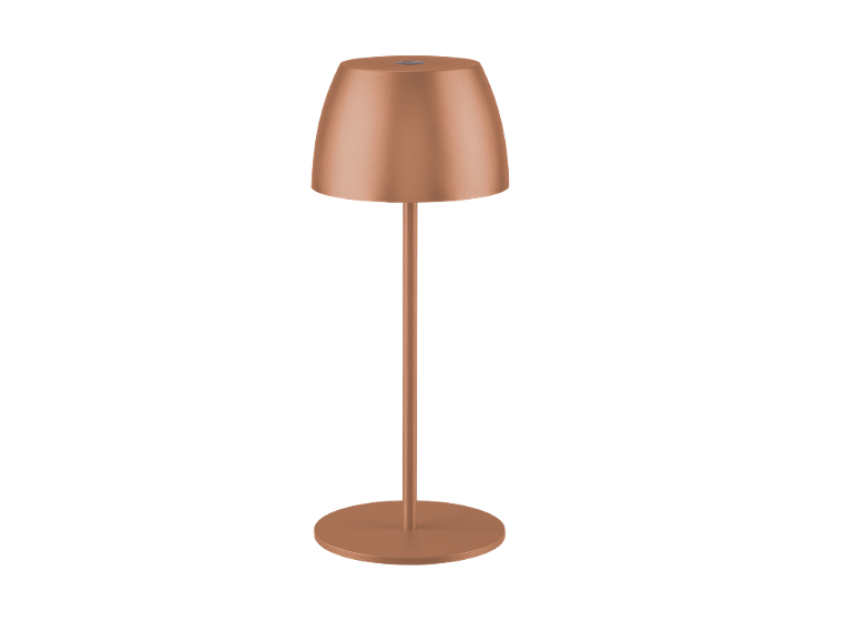Bakrena stolna lampa s okruglom bazom i sjenilom u obliku kupole.