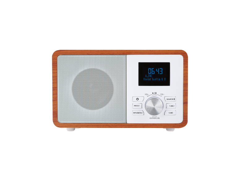 Drveni radio s digitalnim zaslonom koji prikazuje vrijeme i ime izvođača.