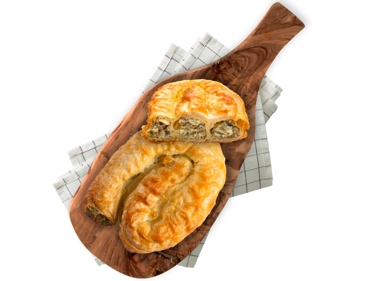 Börek s mesom i sirom na drvenoj dasci s kuhinjskom krpom.