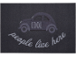 Crni otirač sa sivim automobilom i tekstom 'COOL people live here'.
