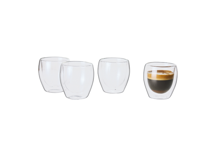 Četiri dvostruke staklene šalice za espresso, jedna napunjena kavom.