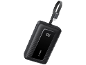 Crni power bank s digitalnim prikazom 100% i integriranim USB-C kabelom.