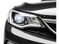 Prednje svjetlo modernog automobila s upaljenim LED svjetlima, na crnoj pozadini.