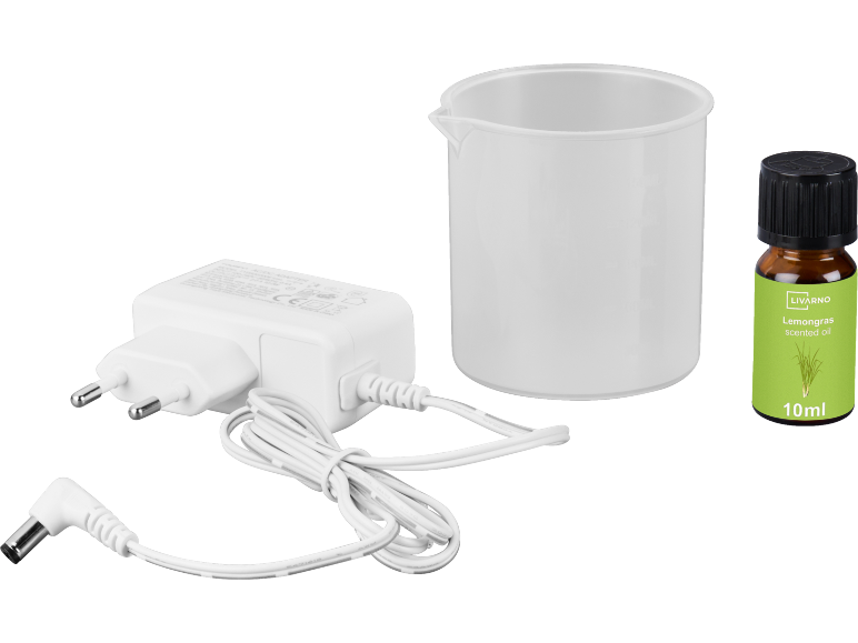 Bijeli strujni adapter, mjerna posuda i bočica od 10 ml mirisnog ulja limunske trave.