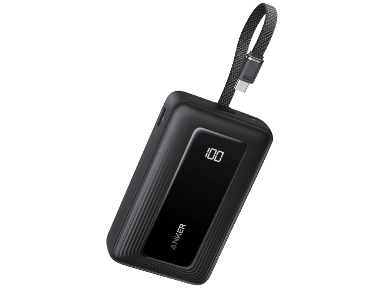 Crni power bank s digitalnim prikazom 100% i integriranim USB-C kabelom.