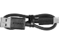 Crni USB-A na USB-C kabel, namotan i pričvršćen gumenom trakom.