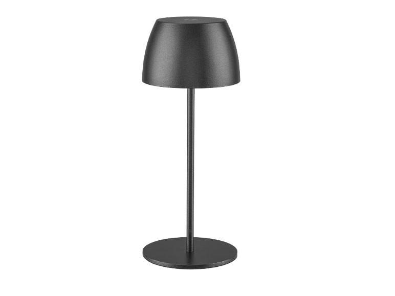 Mat crna stolna lampa s kupolastim sjenilom i okruglom bazom.