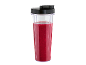 Prozirna čaša blendera s crnim poklopcem, ispunjena crvenim smoothiejem.