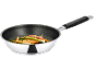 Wok tava s drškom, ispunjena narezanim mrkvama i porilukom.