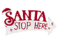 Božićni znak u obliku strelice s natpisom „SANTA STOP HERE“ i kapom Djeda Božićnjaka.