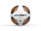 Bijela, crna i narančasta nogometna lopta s logotipom FIFA Basic.