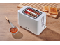 Bijeli toster s tostiranim kruhom, džemom i nožem za maslac na drvenom stolu.