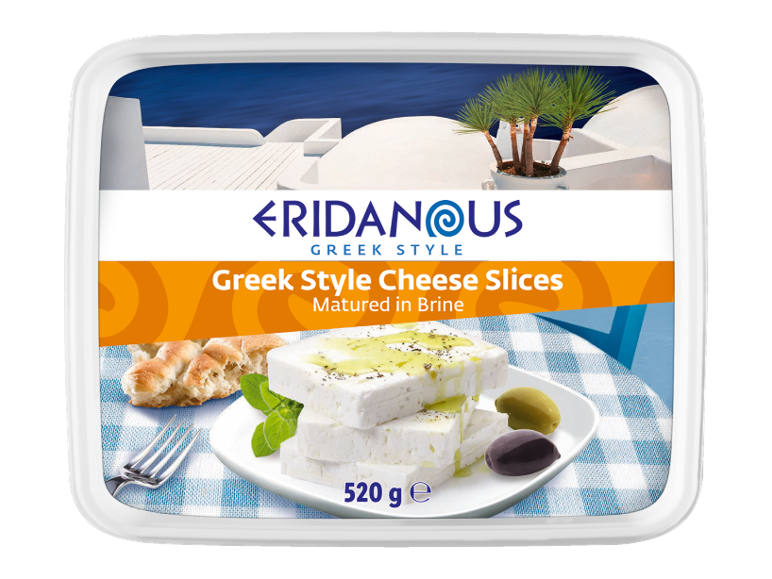 Grčki narezani sir s maslinama i kruhom, s grčkim krajolikom u pozadini.