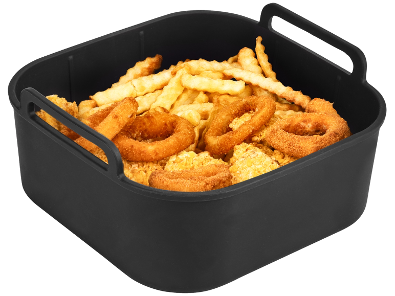 Košara friteze na vrući zrak ispunjena zlatnim pomfritom, kolutićima luka i pohanim komadima piletine.