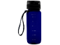 Plava sportska boca za vodu s crnim poklopcem i remenom, s mjerenjima od 100 do 650 ml.