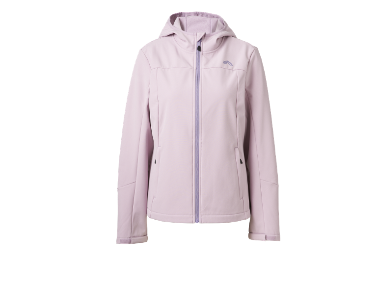 Ružičasta softshell jakna s kapuljačom, ljubičastim patentnim zatvaračem i bočnim džepovima.
