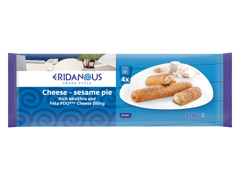 Pakiranje pite sa sirom i sezamom s nadjevom od Mizithra i Feta PDO sira, na plavoj pozadini u grčkom stilu.