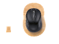 Crni bežični računalni miš s USB prijemnikom na svijetloj drvenoj površini.