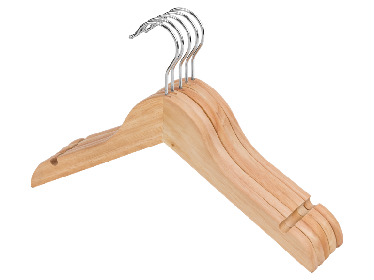 Set drvenih vješalica s metalnim kukama.
