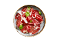 Goveđi carpaccio s parmezanom i bosiljkom na tanjuru.