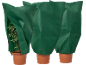 Tri zelene zaštitne navlake za biljke u posudama, jedna djelomično otvorena.