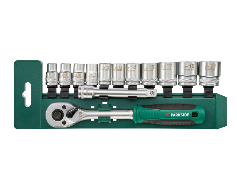 Set nasadnih ključeva s račnom i produžecima, veličine od 8 do 21 mm.