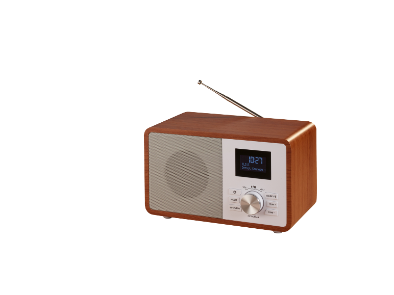 Drveni digitalni radio s zaslonom i antenom, prikazuje vrijeme i ime izvođača.