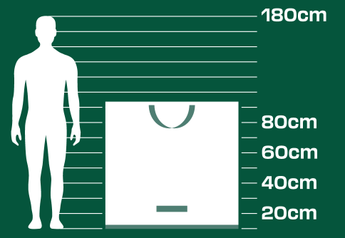 Vrećica visine 80 cm, u usporedbi s osobom visine 180 cm.