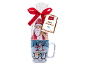Šalica s pingvinima, čokoladnim Djedom Božićnjakom i slatkišima, s natpisom „Merry Christmas“.