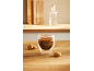 Espresso kava u dvostrukoj čaši s bademovim keksima na drvenom stolu.