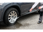 Visokotlačni perač čisti prljavi kotač automobila.