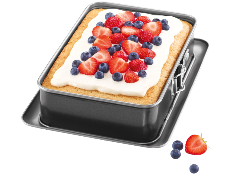 Pravokutni kolač s jagodama i borovnicama u kalupu za torte.
