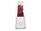 Bijeli osobni blender s miješanim bobičastim voćem (jagode i borovnice) u posudi.